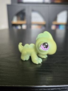 Littlest Pet Shop #374 Green Iguana With Purple Eyes LPS